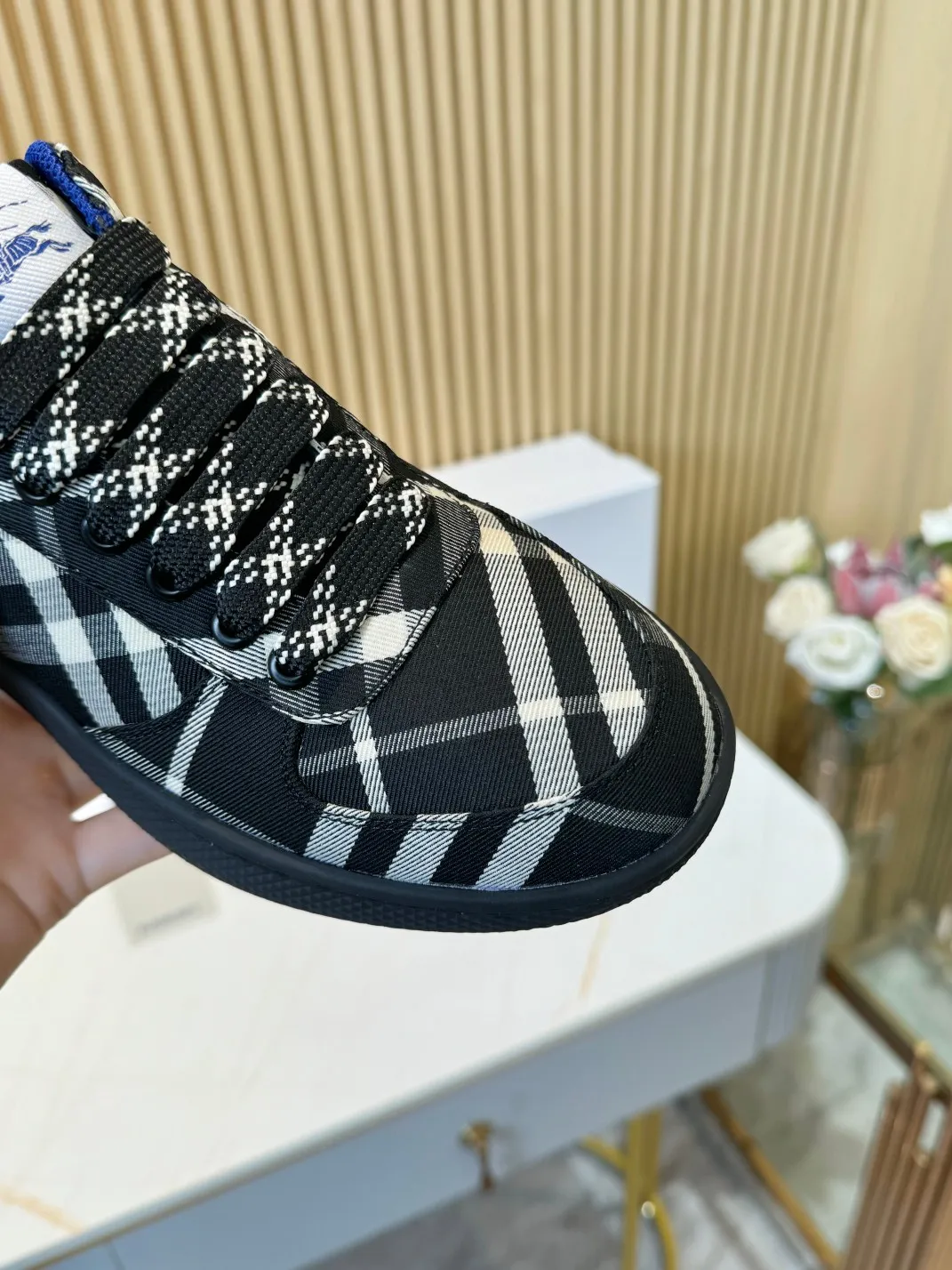 Men's men's shoes 💰560 Burberry's 2024 hot model is released. After three years, the classic plaid returns. It is versatile and decorated with worsted Burberry plaid pattern. Featuring a mesh lining and checkered laces, the rubber sole features the archive Burberry monogram. From Burberry's iconic collection, these wardrobe staples are interpreted with the brand's signature style.   ✅Fabric: classic cotton ✅Lining: original board lining, silk cowhide lining ✅Outsole: TPU ✅Color: black ✅Code number: 35-45 for men and women (45 customized)